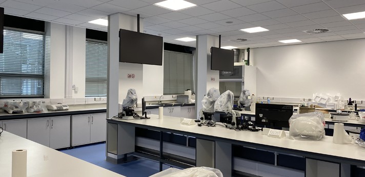 Queen&rsquo;s University
Biomedical Science Laboratory